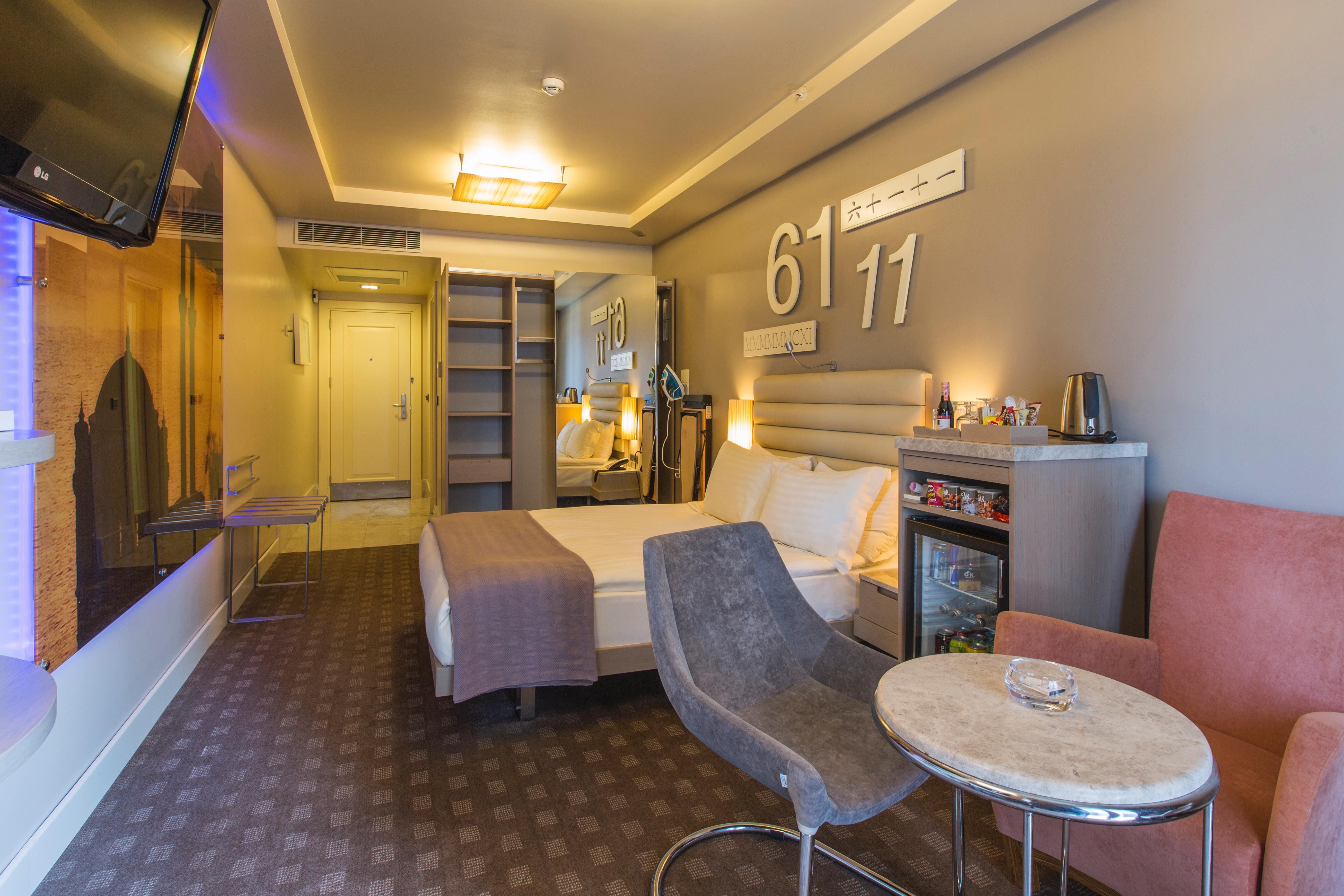Ramada By Wyndham Istanbul Pera Taksim Hotel Kültér fotó A room at the hotel