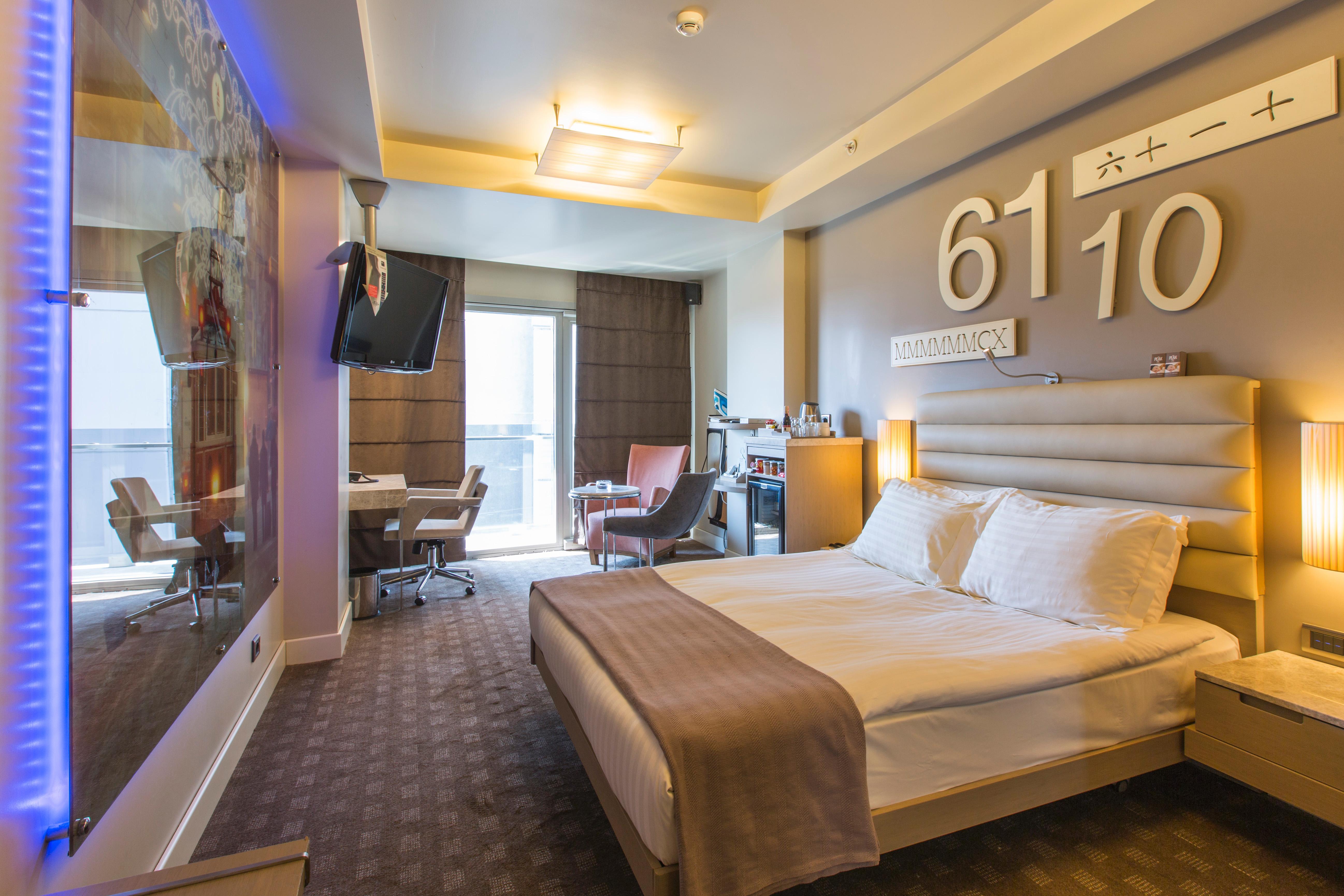 Ramada By Wyndham Istanbul Pera Taksim Hotel Kültér fotó A room at the hotel