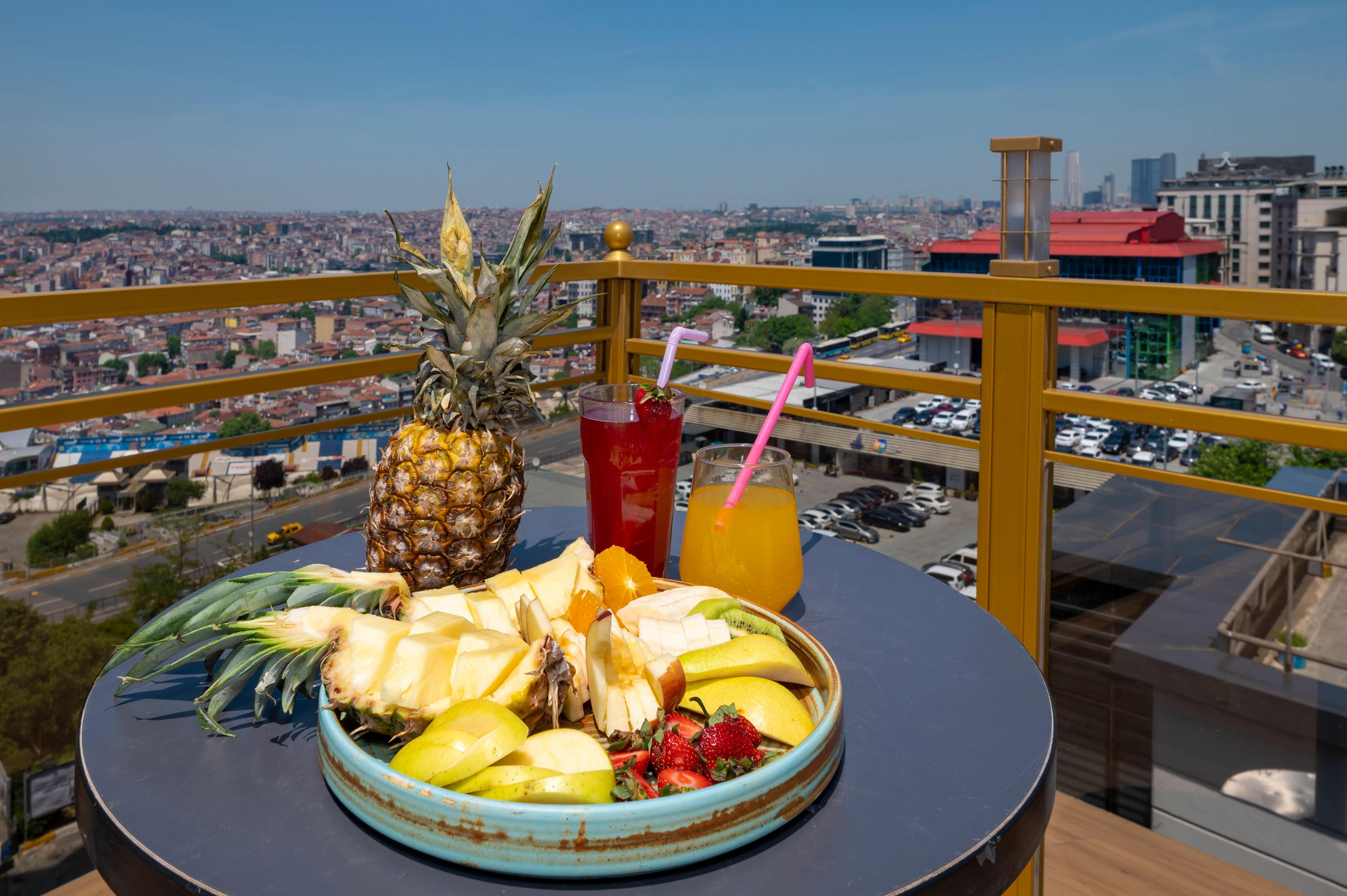 Ramada By Wyndham Istanbul Pera Taksim Hotel Kültér fotó The view from the balcony of the hotel