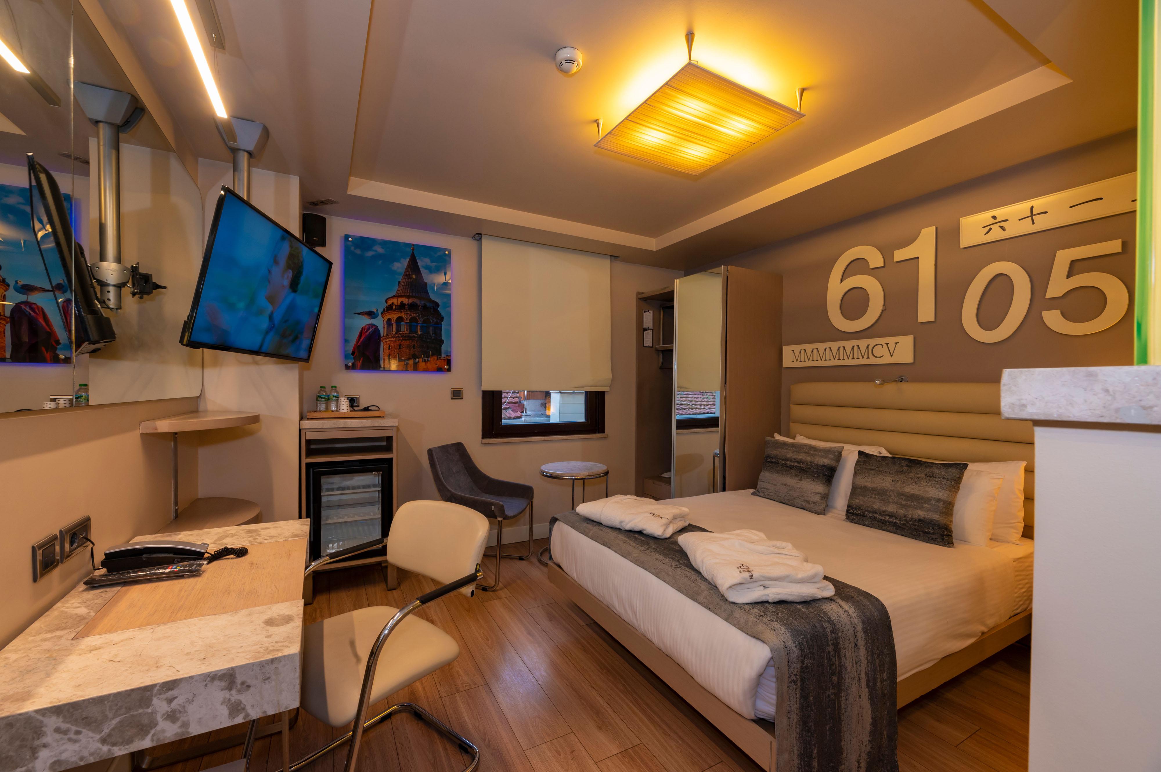 Ramada By Wyndham Istanbul Pera Taksim Hotel Kültér fotó A room at the hotel