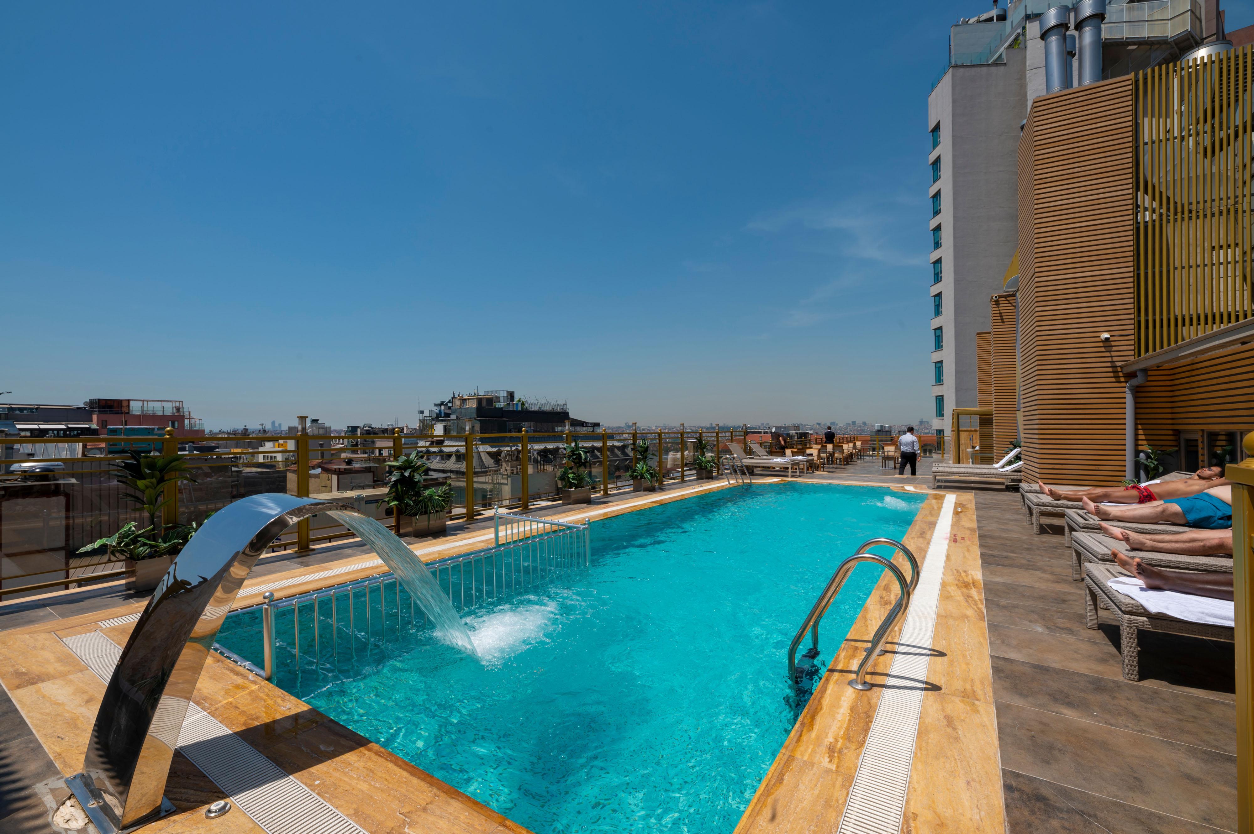 Ramada By Wyndham Istanbul Pera Taksim Hotel Kültér fotó Rooftop pool
