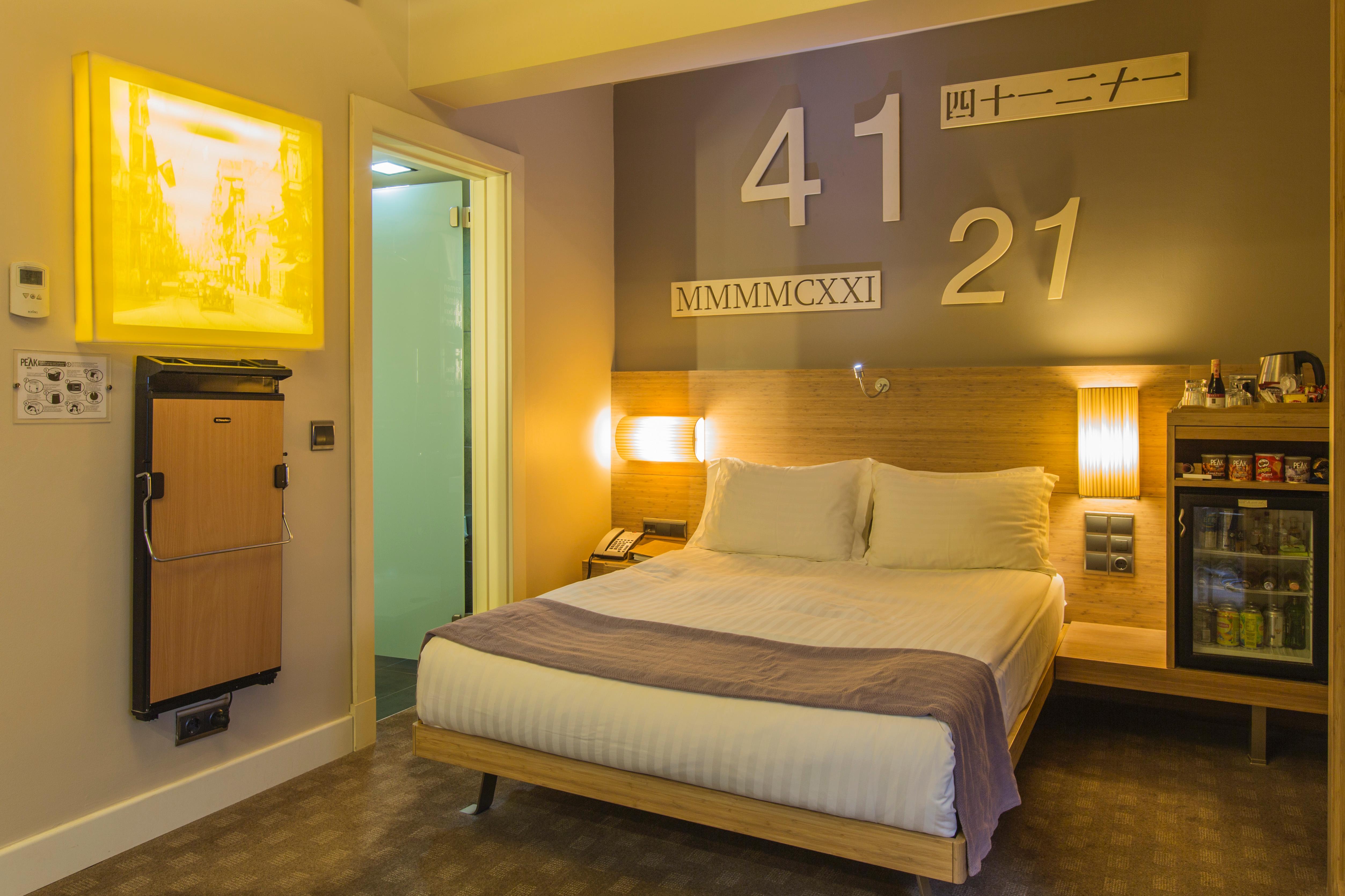 Ramada By Wyndham Istanbul Pera Taksim Hotel Kültér fotó A room at the hotel