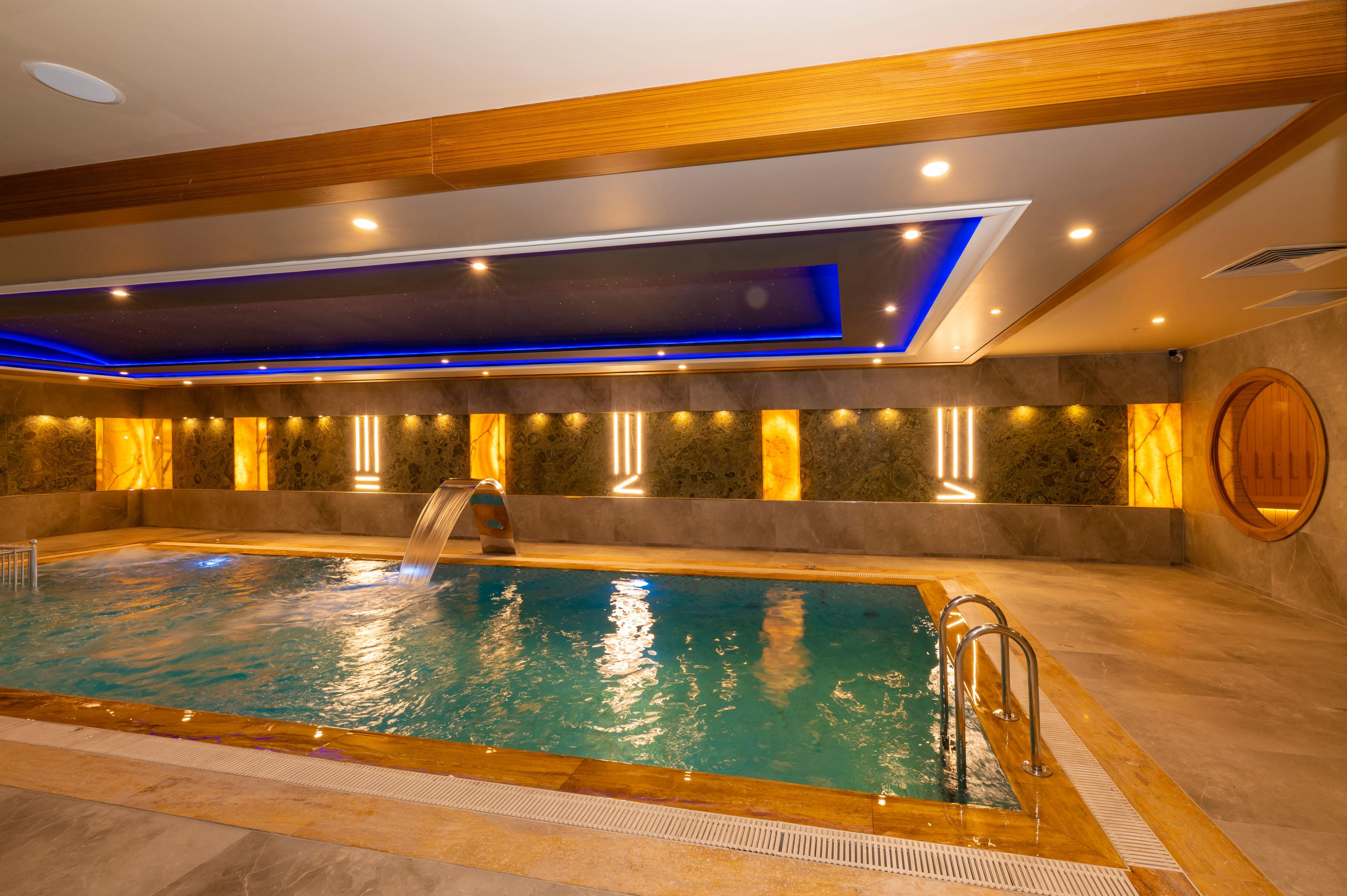Ramada By Wyndham Istanbul Pera Taksim Hotel Kültér fotó The swimming pool at the hotel