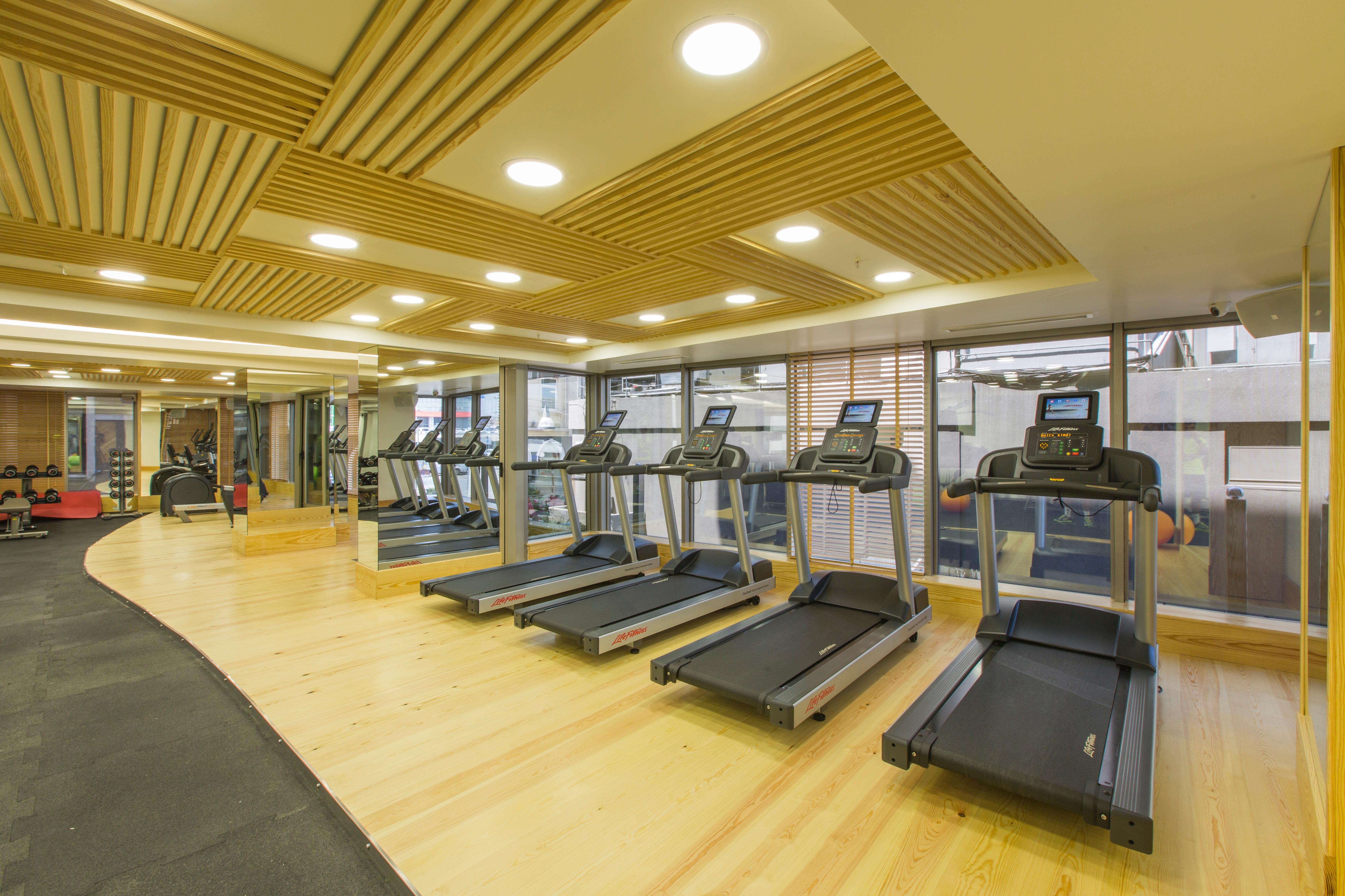 Ramada By Wyndham Istanbul Pera Taksim Hotel Kültér fotó The gym at the hotel