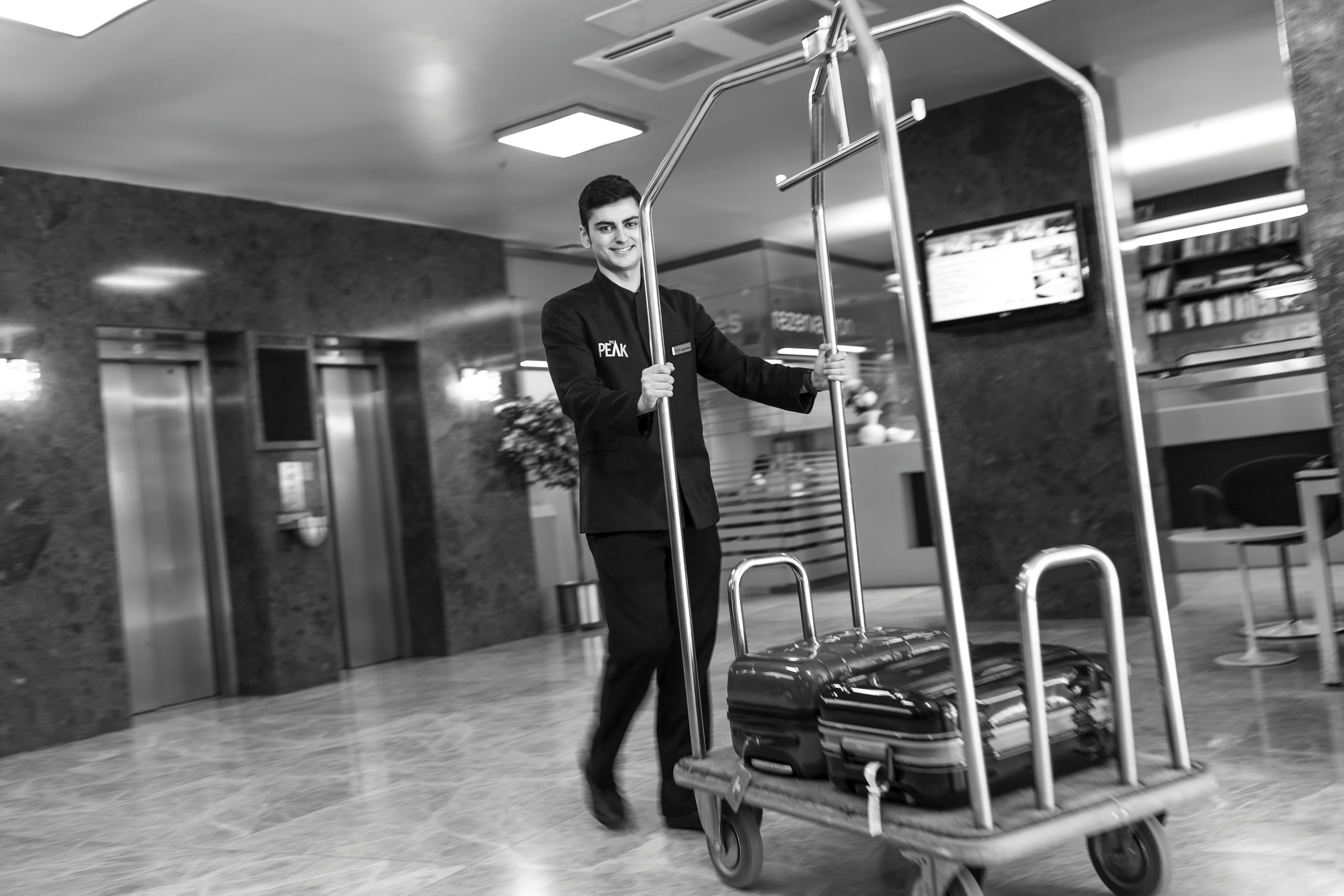 Ramada By Wyndham Istanbul Pera Taksim Hotel Kültér fotó A bellhop at a luxury hotel