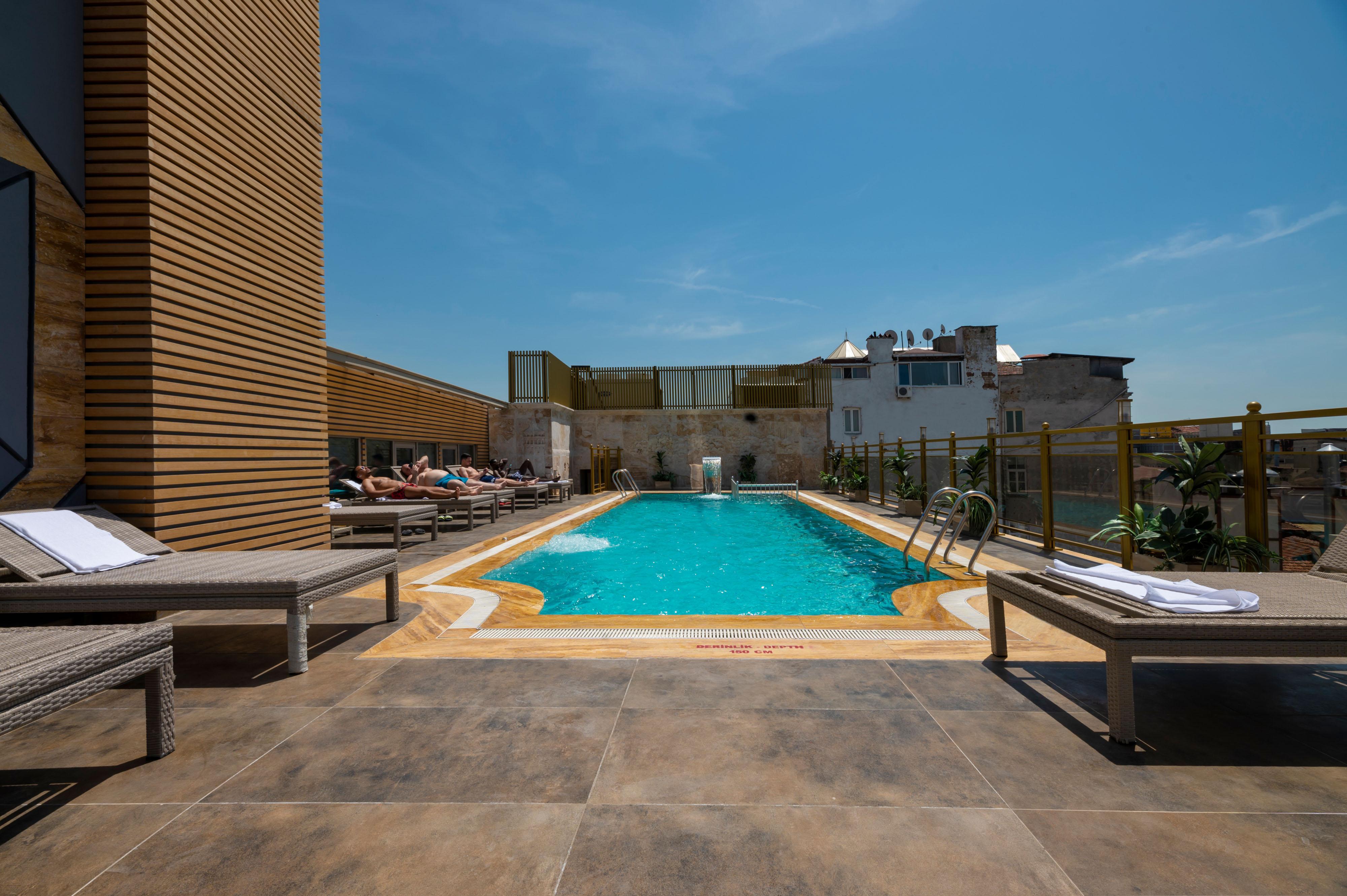Ramada By Wyndham Istanbul Pera Taksim Hotel Kültér fotó Rooftop pool