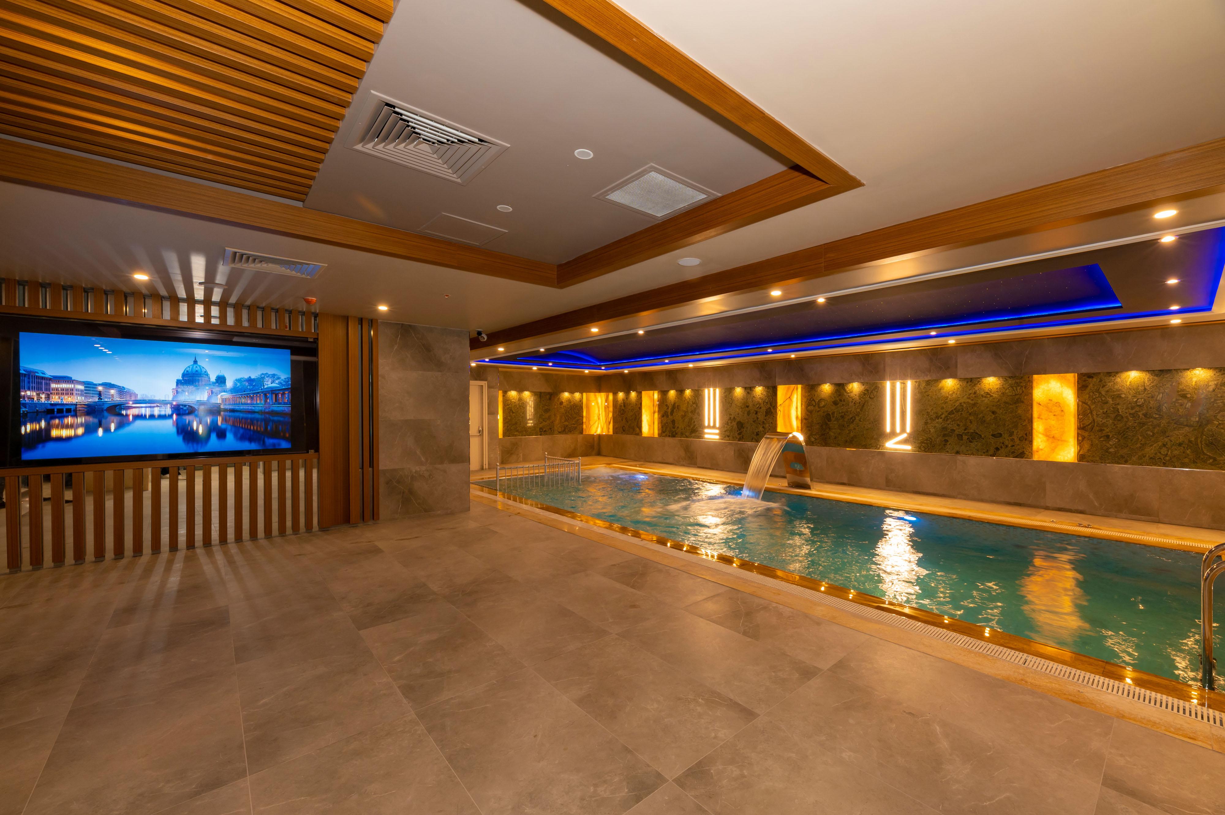 Ramada By Wyndham Istanbul Pera Taksim Hotel Kültér fotó The swimming pool at the hotel