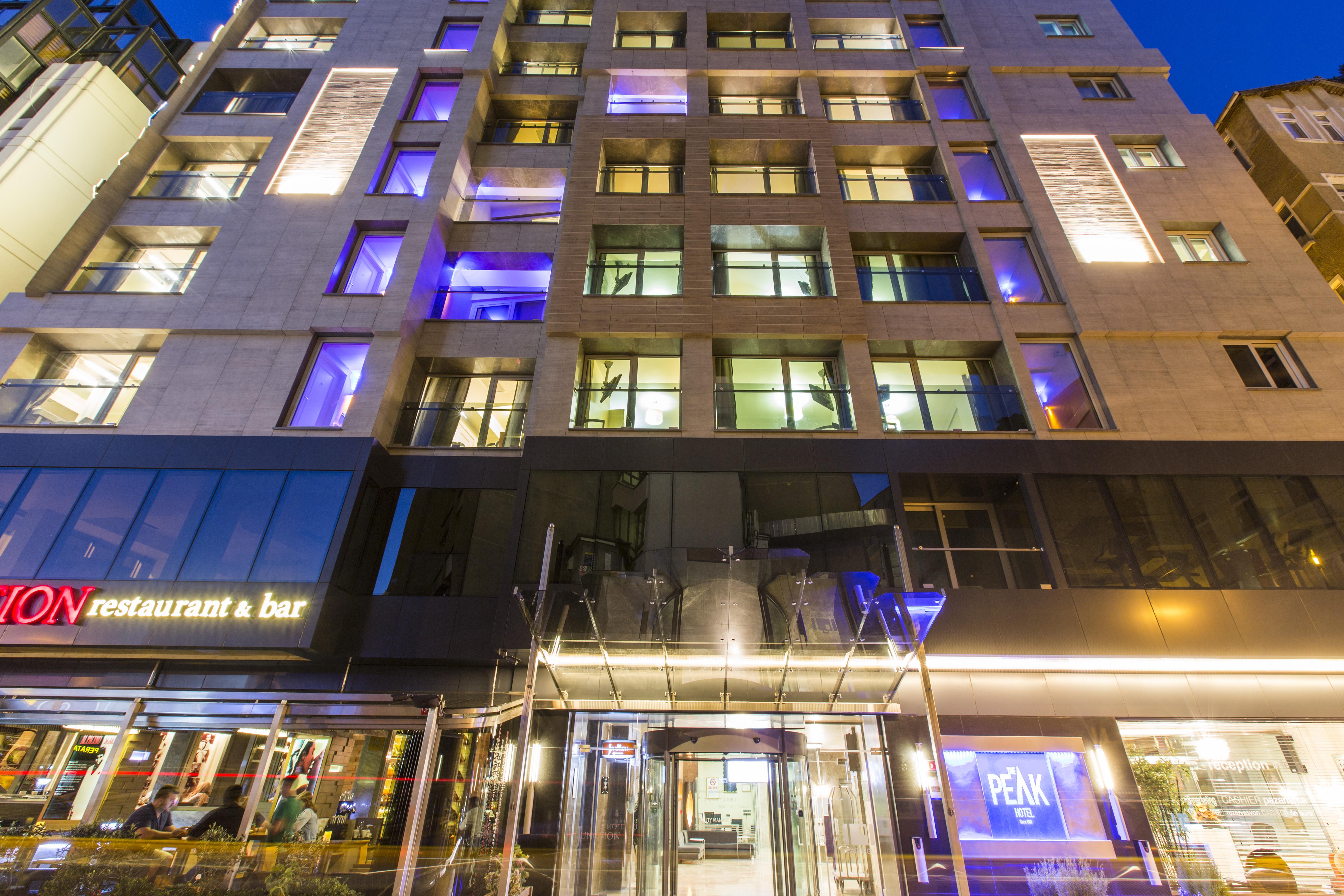 Ramada By Wyndham Istanbul Pera Taksim Hotel Kültér fotó The hotel at night