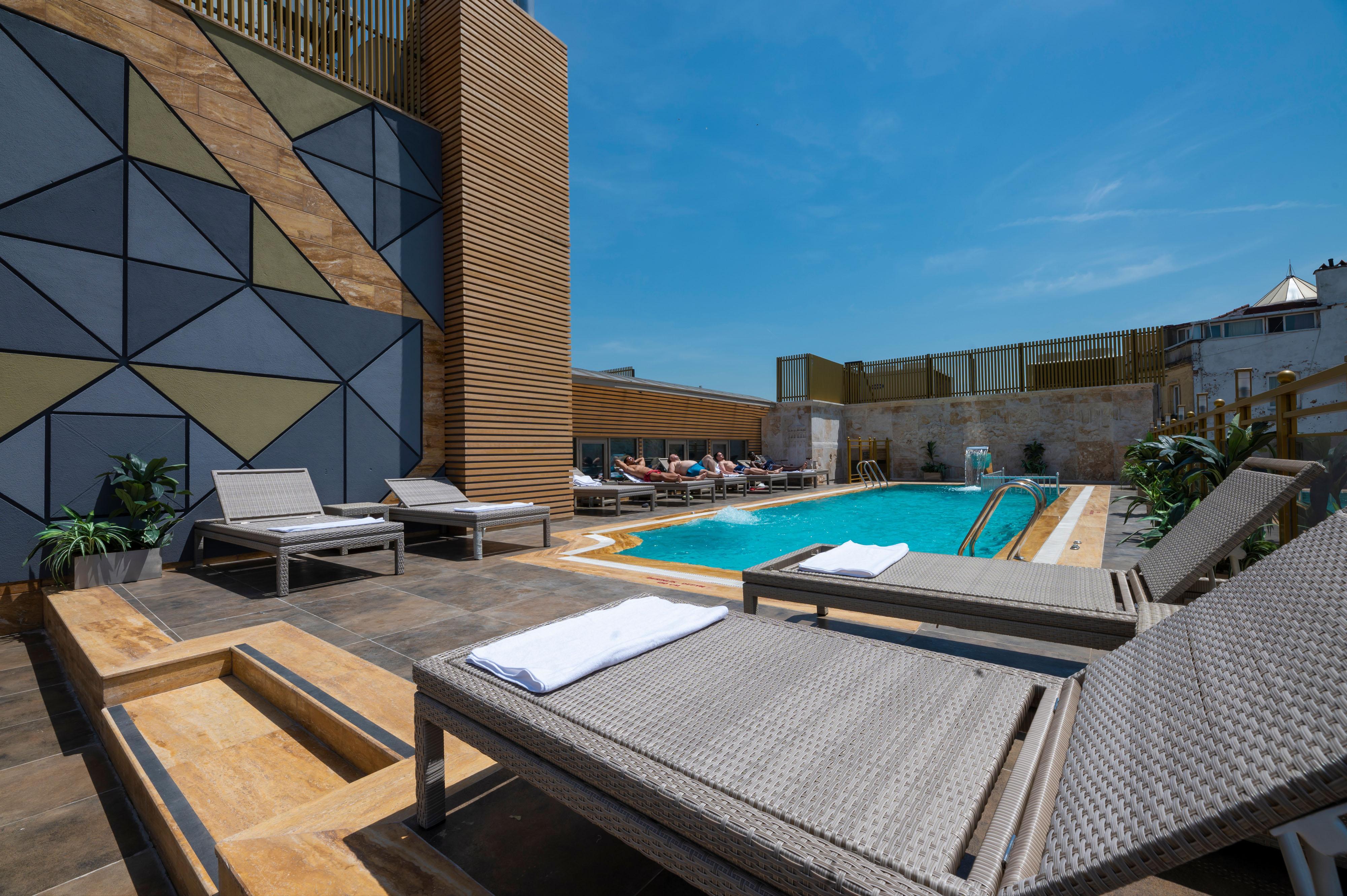 Ramada By Wyndham Istanbul Pera Taksim Hotel Kültér fotó Rooftop pool