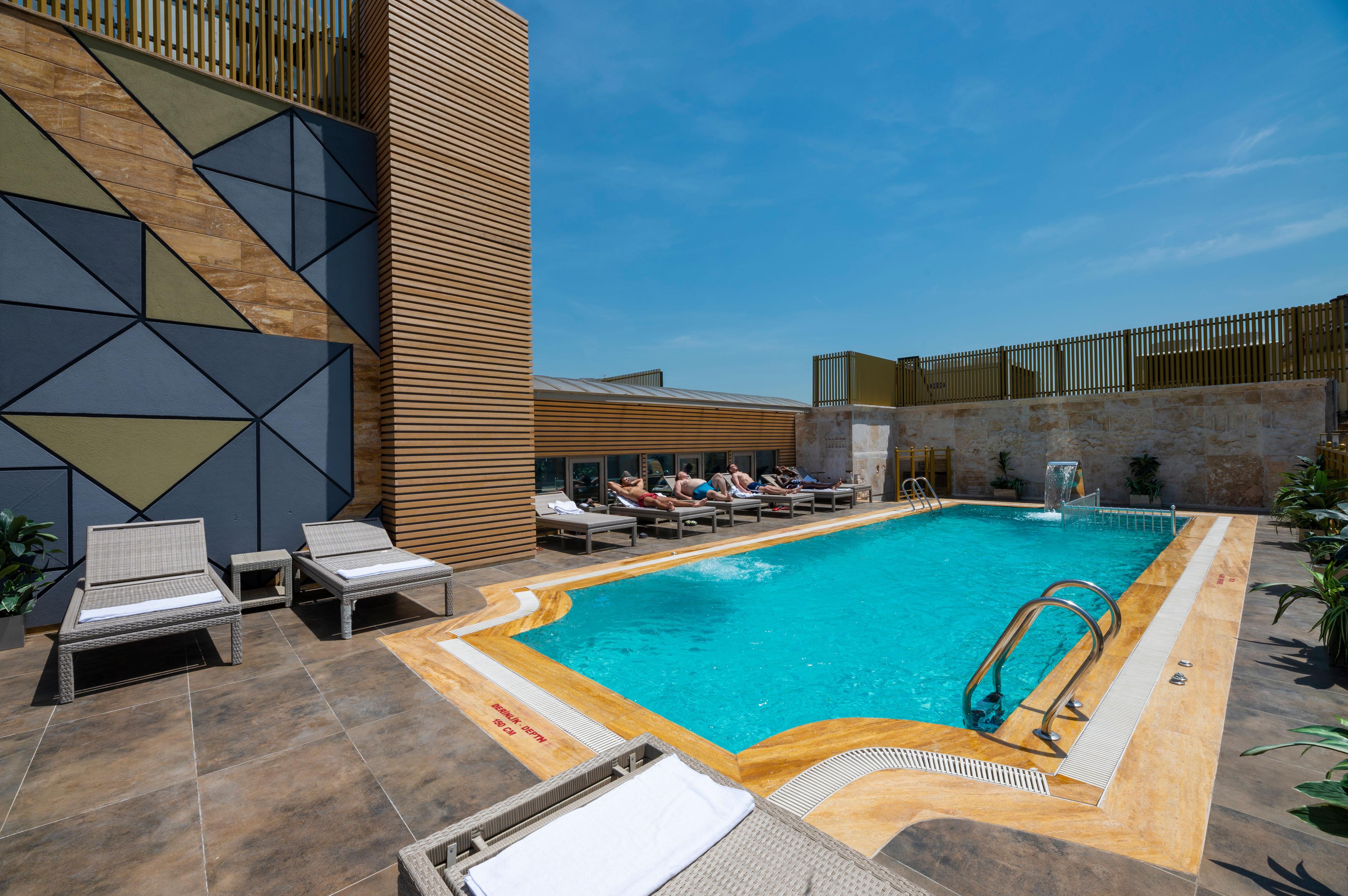 Ramada By Wyndham Istanbul Pera Taksim Hotel Kültér fotó Rooftop pool