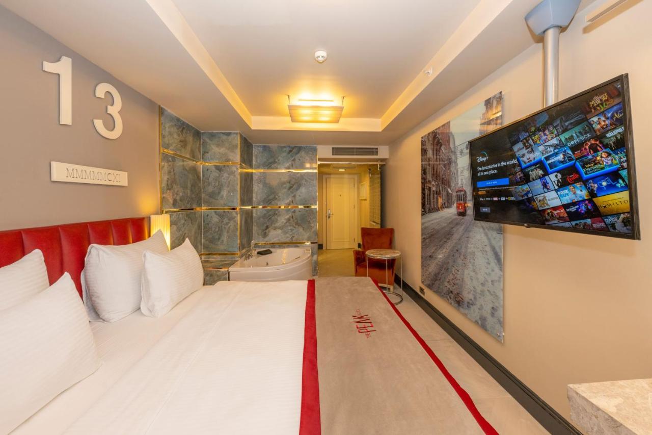Ramada By Wyndham Istanbul Pera Taksim Hotel Kültér fotó A room at the hotel