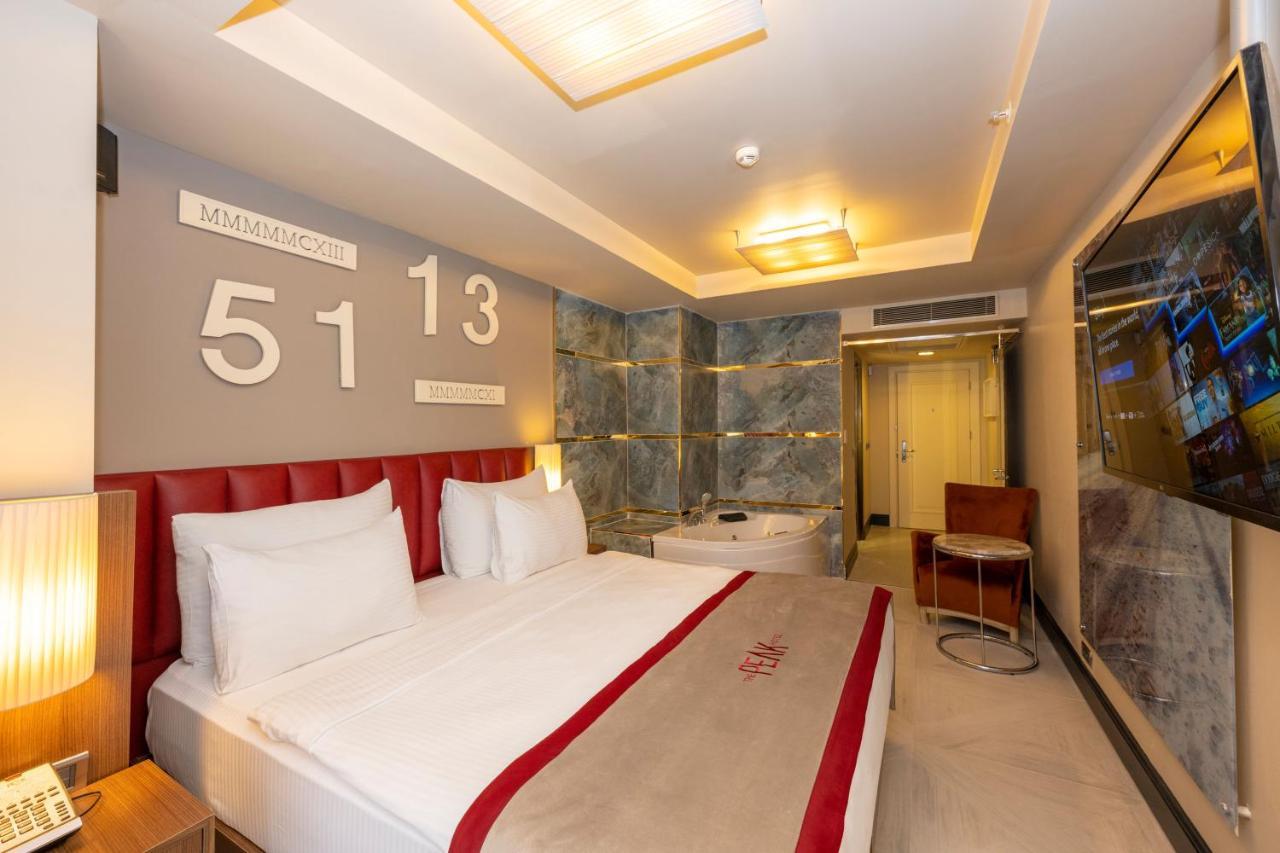 Ramada By Wyndham Istanbul Pera Taksim Hotel Kültér fotó A room at the hotel