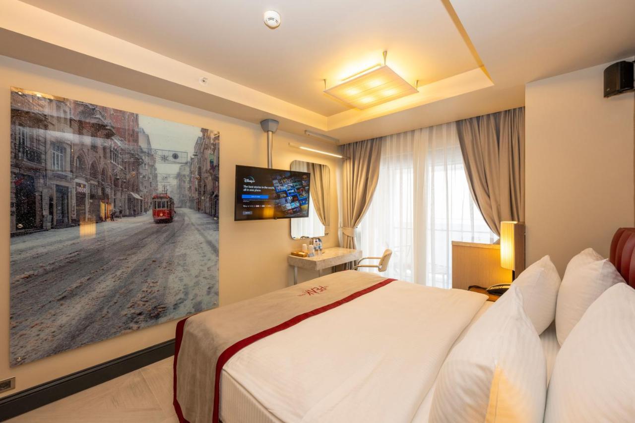 Ramada By Wyndham Istanbul Pera Taksim Hotel Kültér fotó A room at the hotel