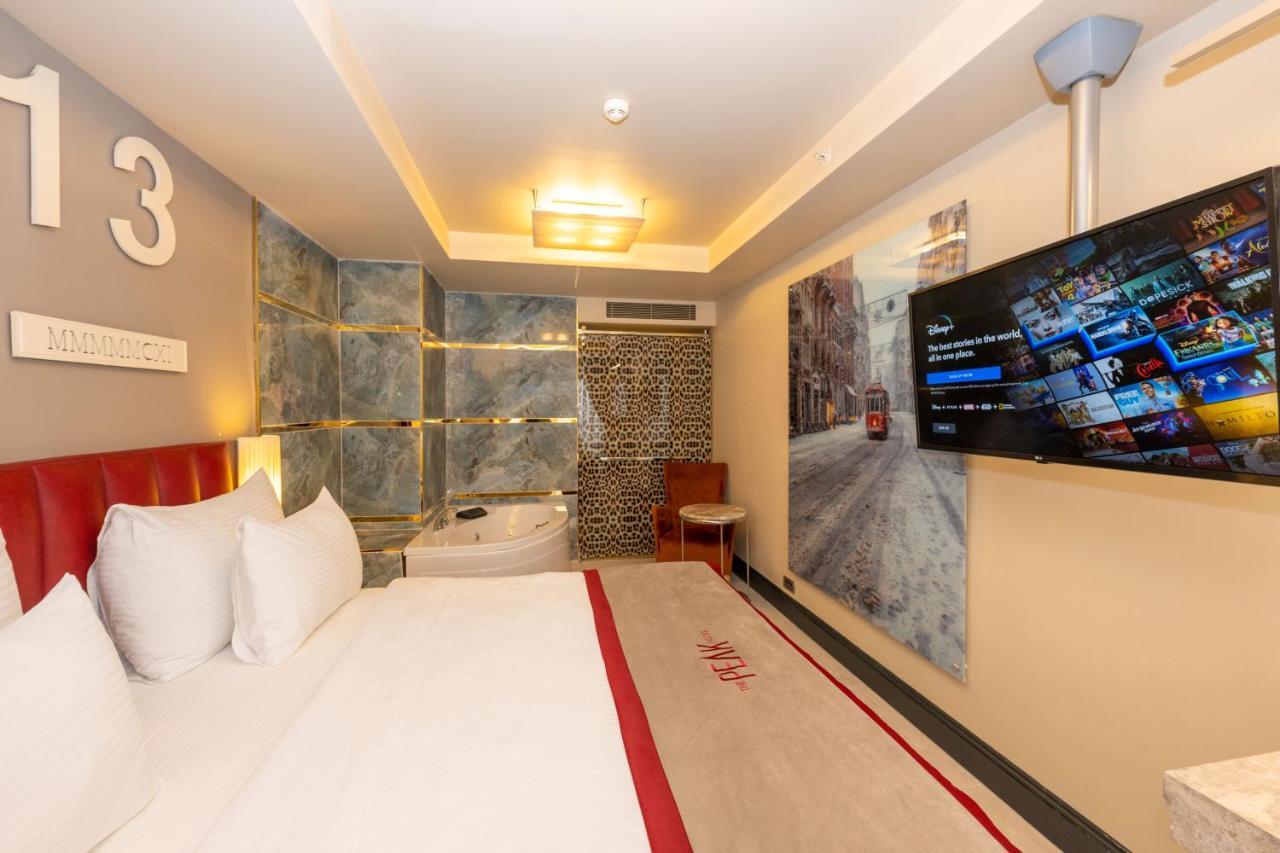 Ramada By Wyndham Istanbul Pera Taksim Hotel Kültér fotó A room at the hotel