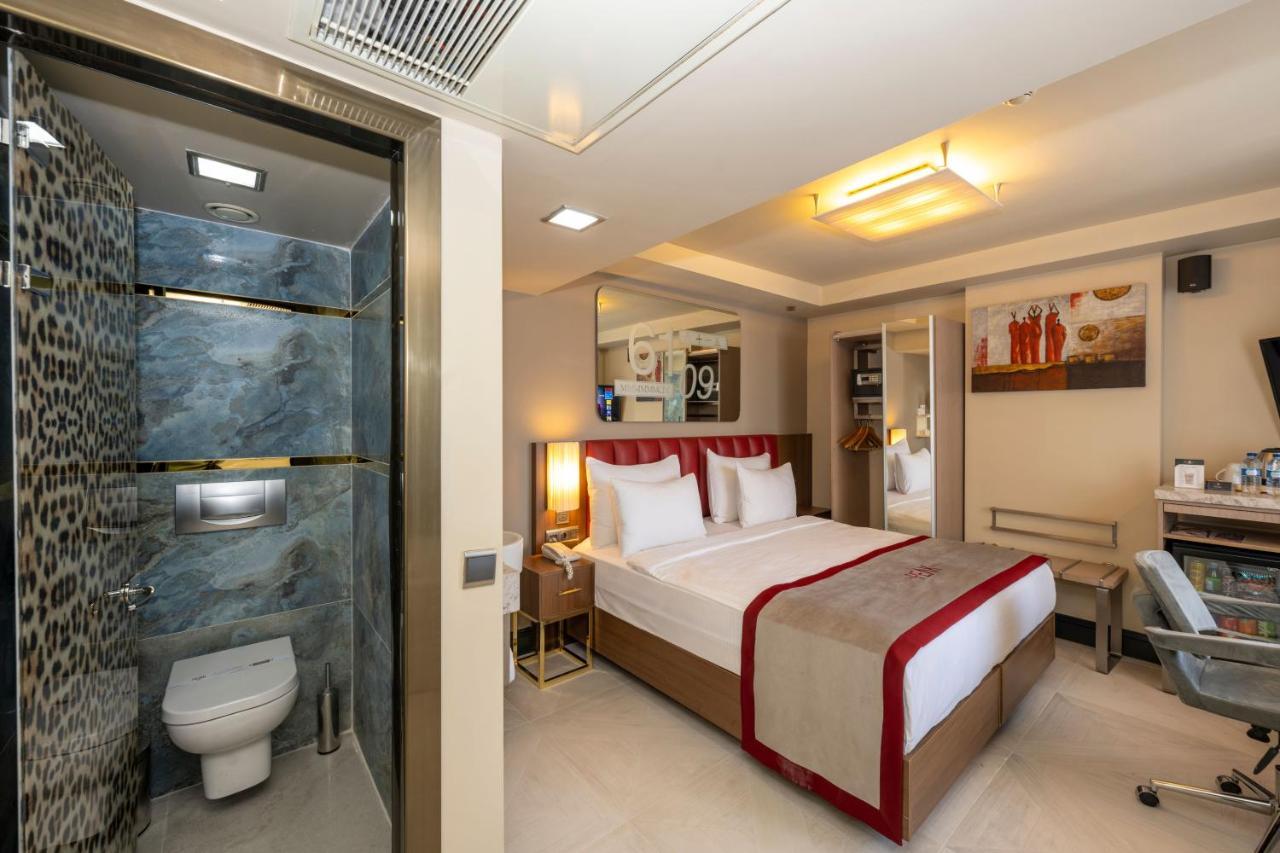 Ramada By Wyndham Istanbul Pera Taksim Hotel Kültér fotó A room at the hotel