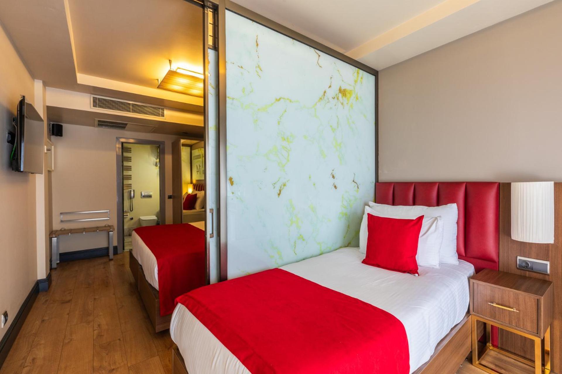 Ramada By Wyndham Istanbul Pera Taksim Hotel Kültér fotó A room at the hotel