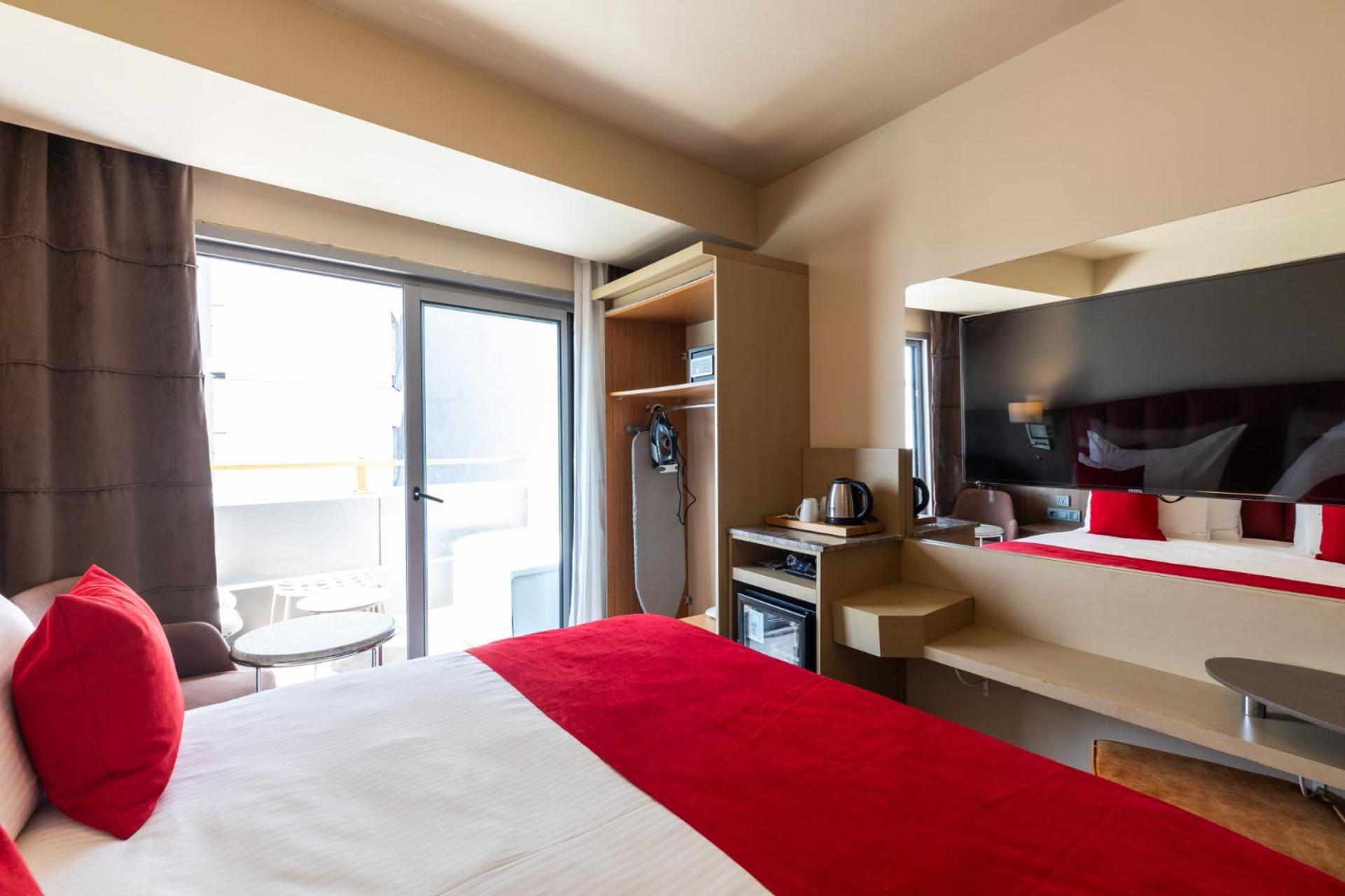 Ramada By Wyndham Istanbul Pera Taksim Hotel Kültér fotó A room at the hotel