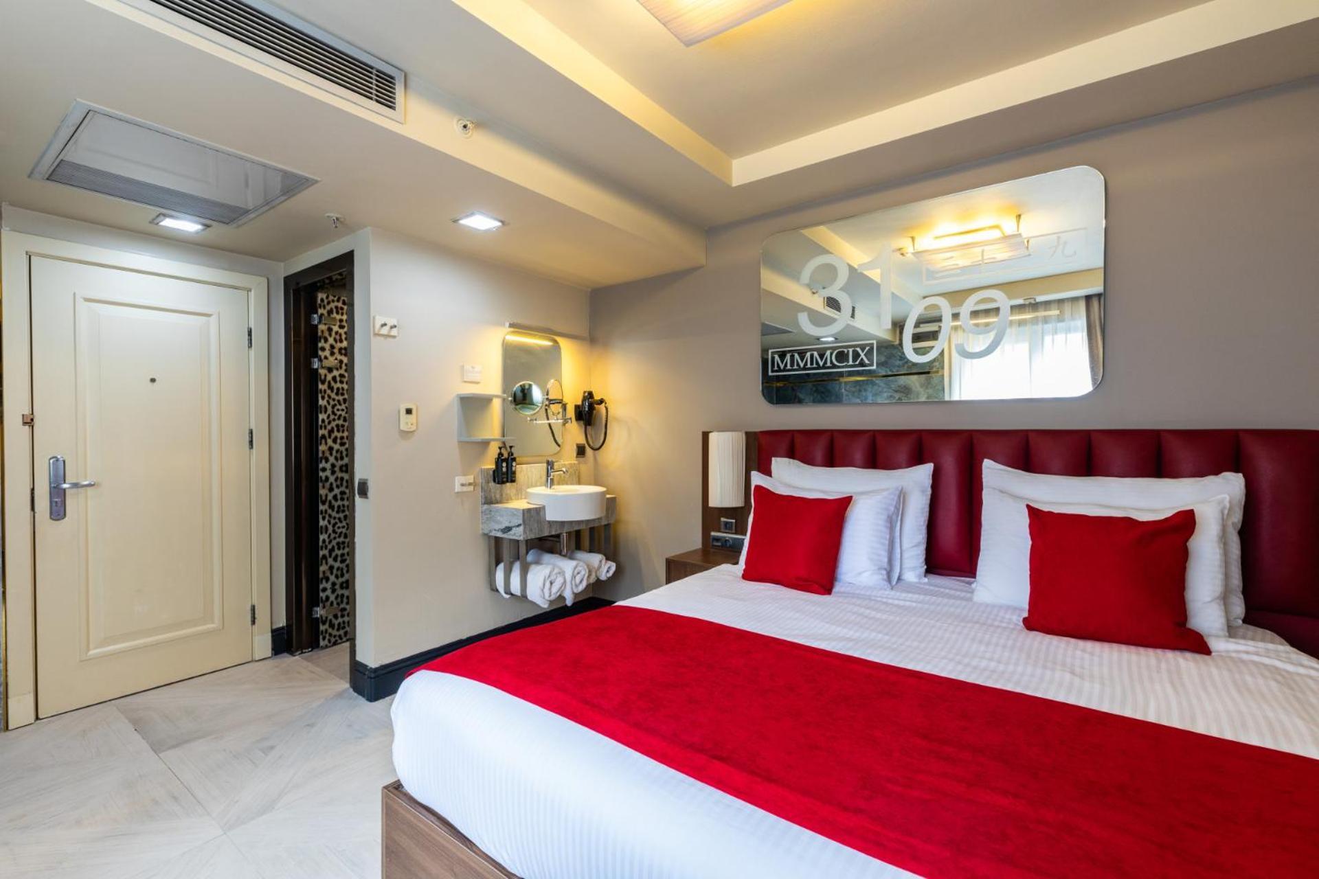 Ramada By Wyndham Istanbul Pera Taksim Hotel Kültér fotó A room at the hotel